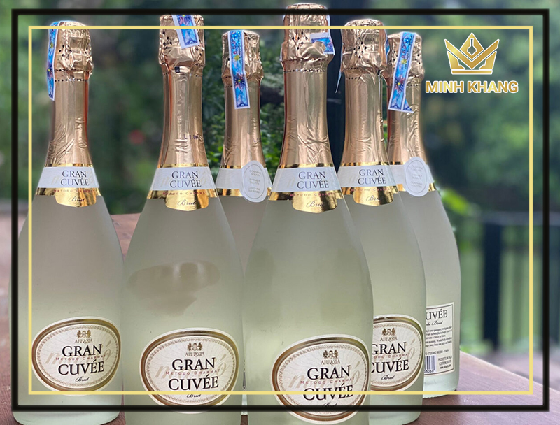 Những chai rượu Abbazia Gran Cuvée Brut có giá bán là 2 triệu đồng tại cửa hàng Minh Khang.