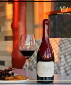 Rượu vang Belle Glos Clark & Telephone Vineyard Pinot Noir được sản xuất từ loại nho Pinot Noir là chính.