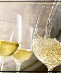 Rocca Dei Forti Le Cuvée Prosecco Spumante Brut lộ ra màu vàng bạch kim lung linh rực rỡ.