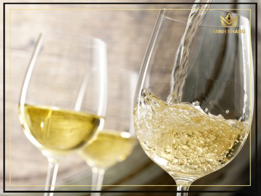 Rocca Dei Forti Le Cuvée Prosecco Spumante Brut lộ ra màu vàng bạch kim lung linh rực rỡ.